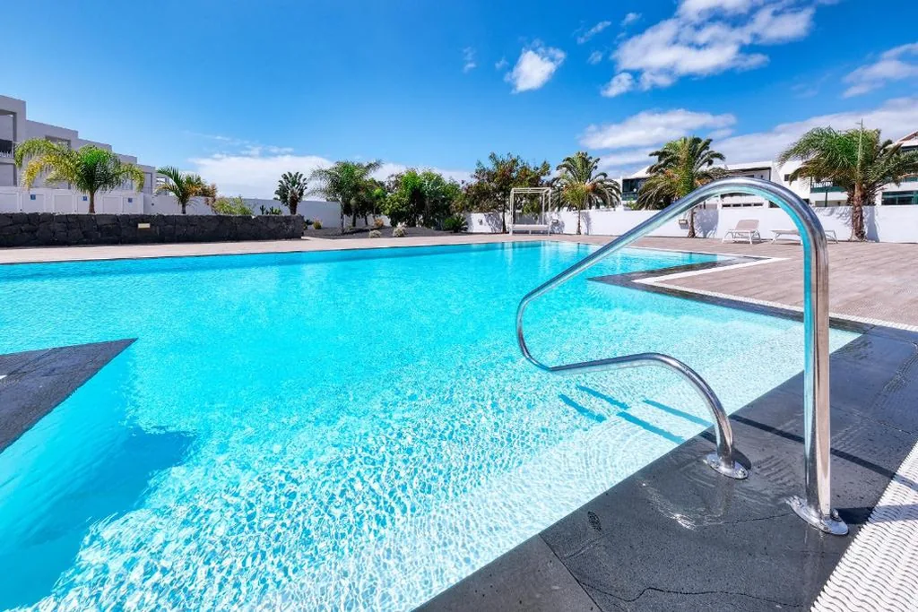 Casa con 1 dormitorio — Sun Glow Senator-pool view