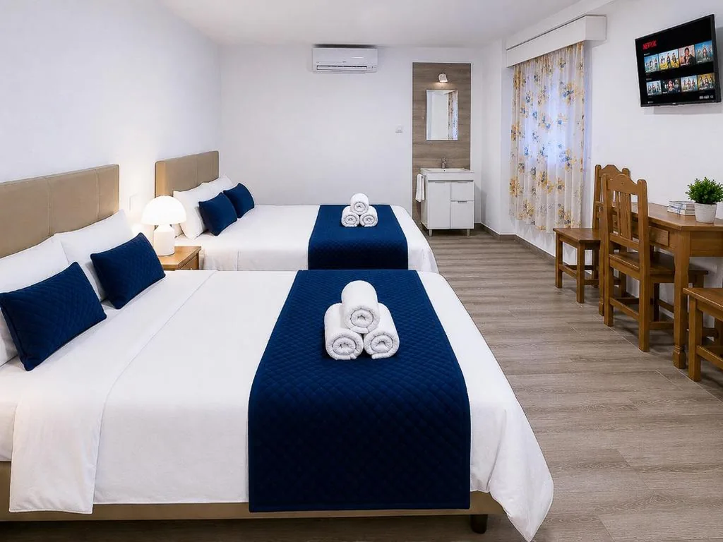 Habitación Cuádruple con baño compartido — Sun Serramar Boutique Hostal