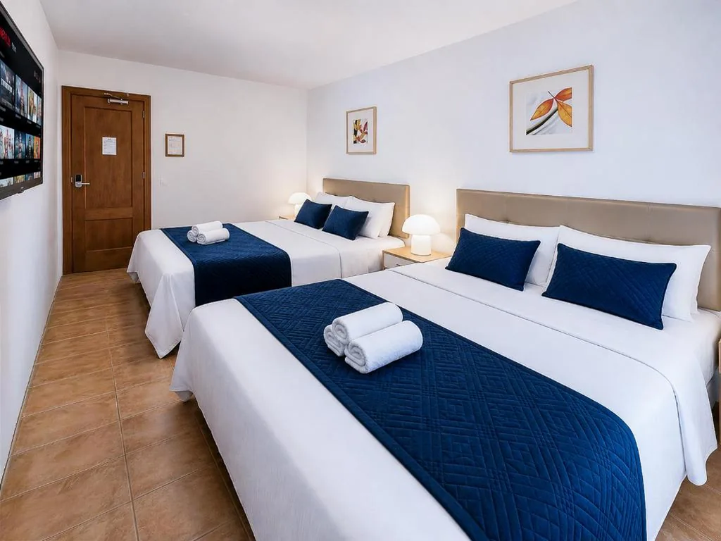 Habitación Cuádruple con baño privado — Sun Serramar Boutique Hostal