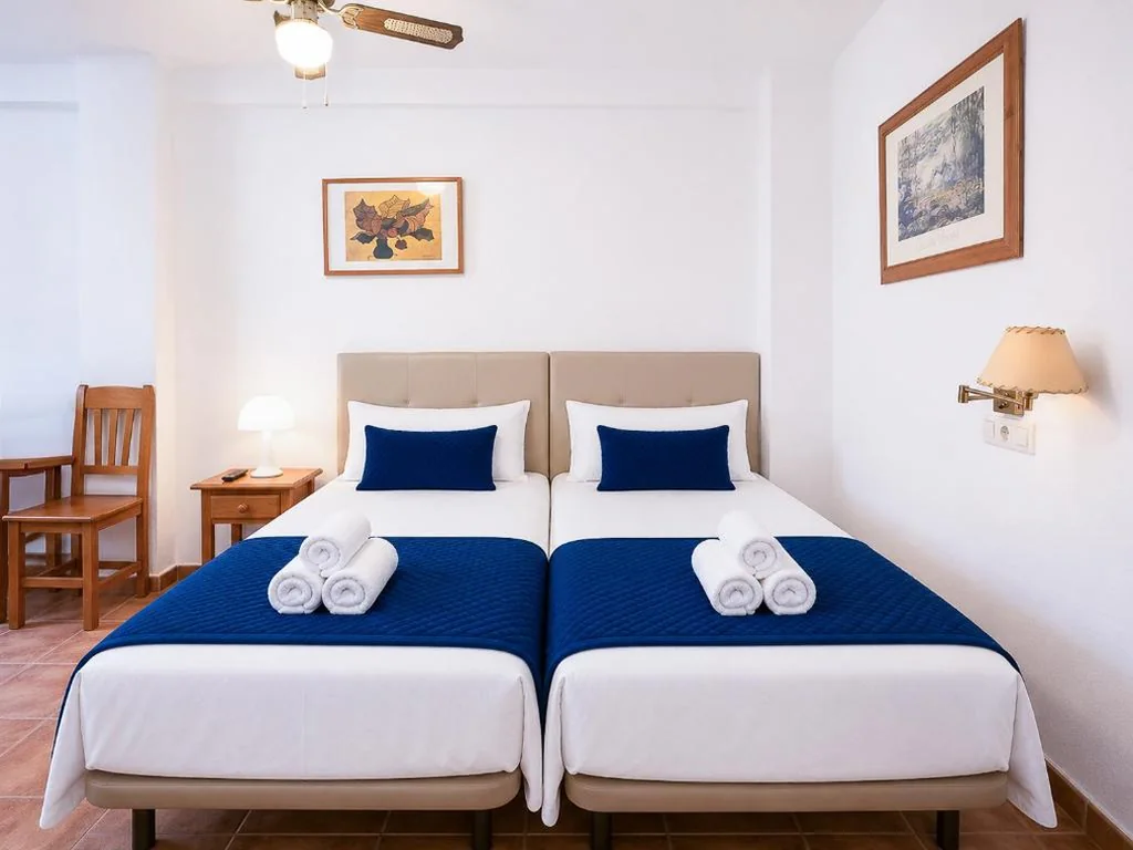 Habitación Doble con baño privado - 2 camas — Sun Serramar Boutique Hostal