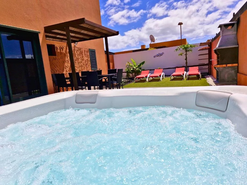 Casa de 4 dormitorios — Sunrise Surf House, Big Garden, Hot Tub, Parking, super-fast free Wi-Fi