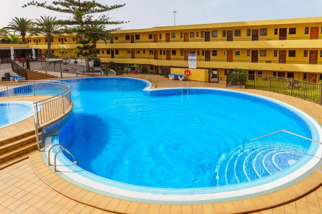 Appartamento con balcone — Suntower Arona - Seaviews & Pool - next to beach