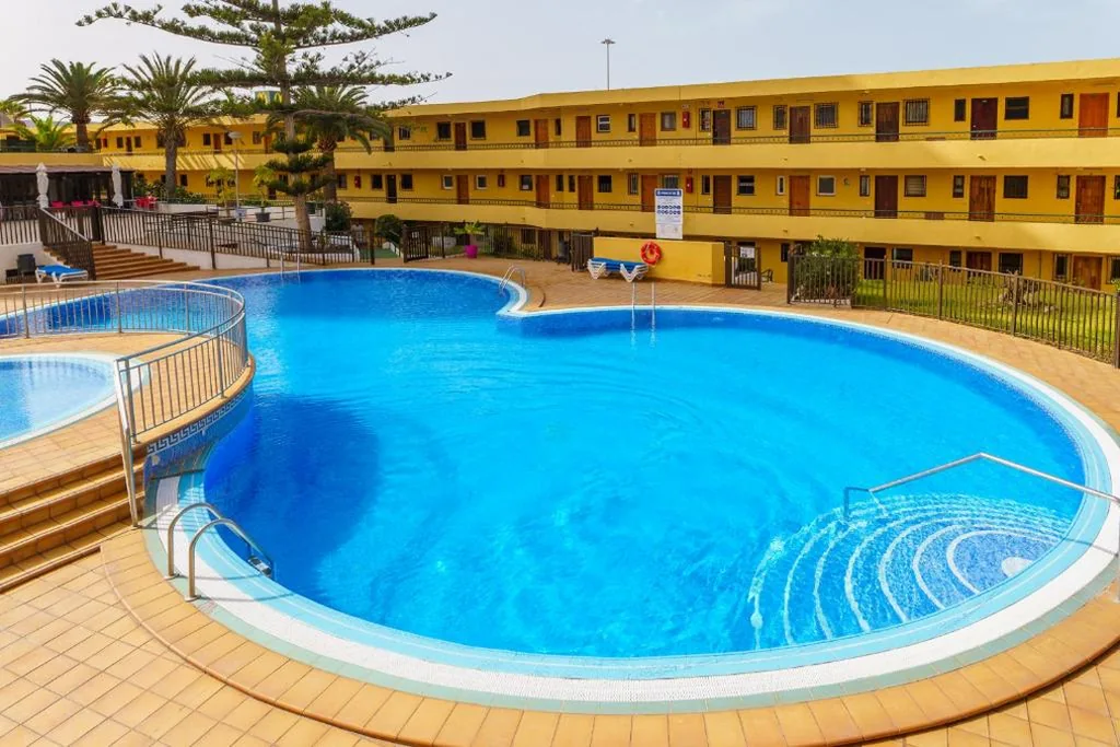 Appartamento con 1 camera da letto, balcone e vista sul mare — Suntower Arona - Seaviews & Pool - next to beach