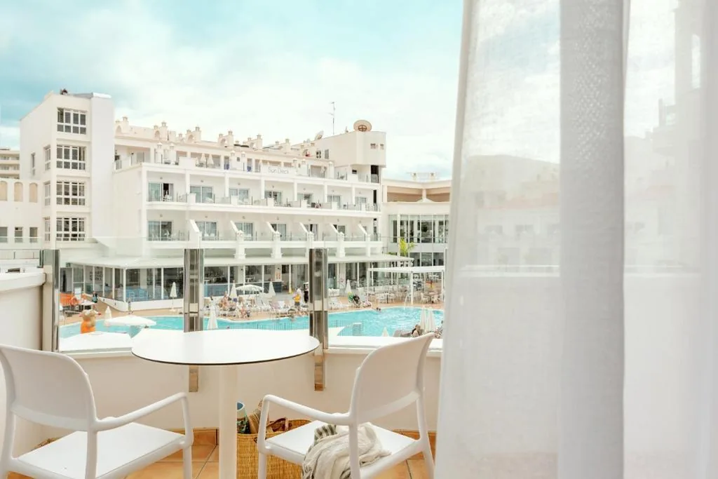 Estudio con vistas a la piscina y balcón — Sunwing Fañabe Beach
