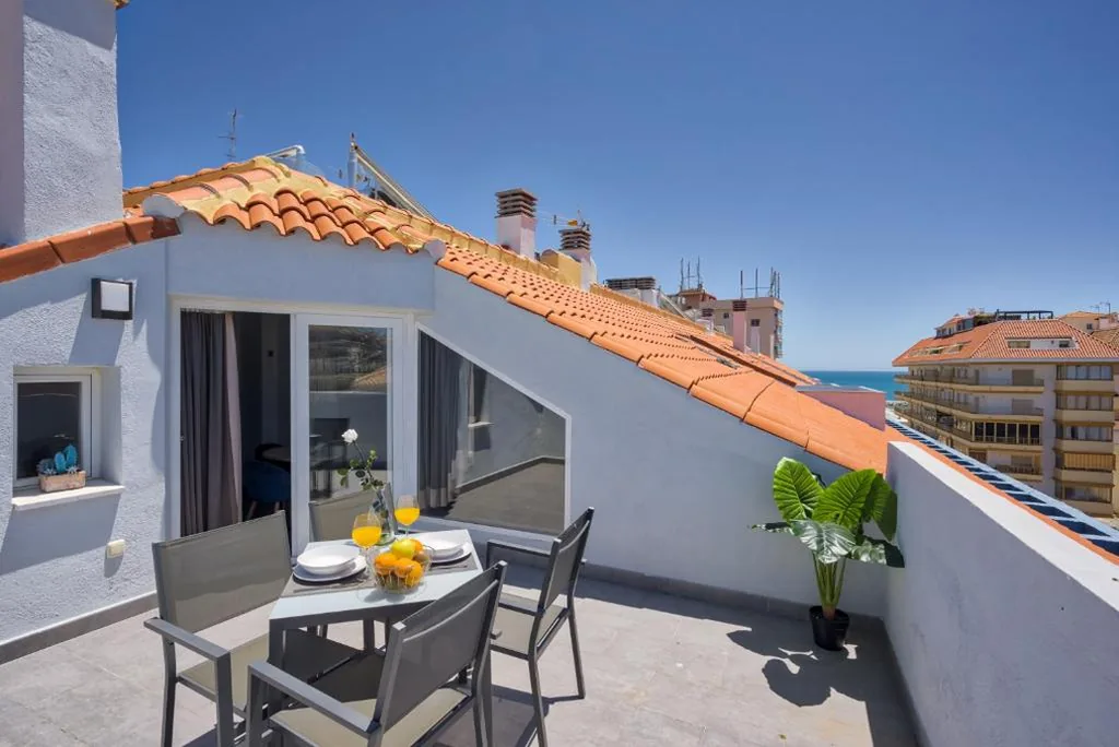 Penthouse met 1 slaapkamer en uitzicht op zee — Sur Suites La Dorada, centricos soleados a pocos metros de la Playa y con Parking Opcional