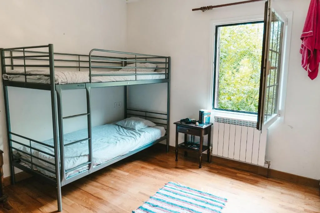 女性専用ドミトリーのベッド1台 — Surf Camp San Sebastian Partyhostel