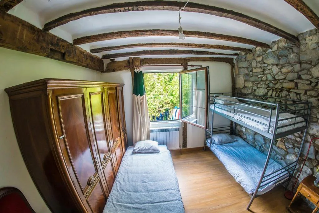 男女共用ドミトリーのベッド1台 — Surf Camp San Sebastian Partyhostel