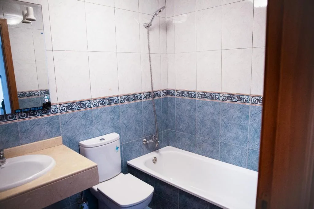 Camera doppia con bagno in comune - 1 o 2 letti — SURF DREAM Surfhouse