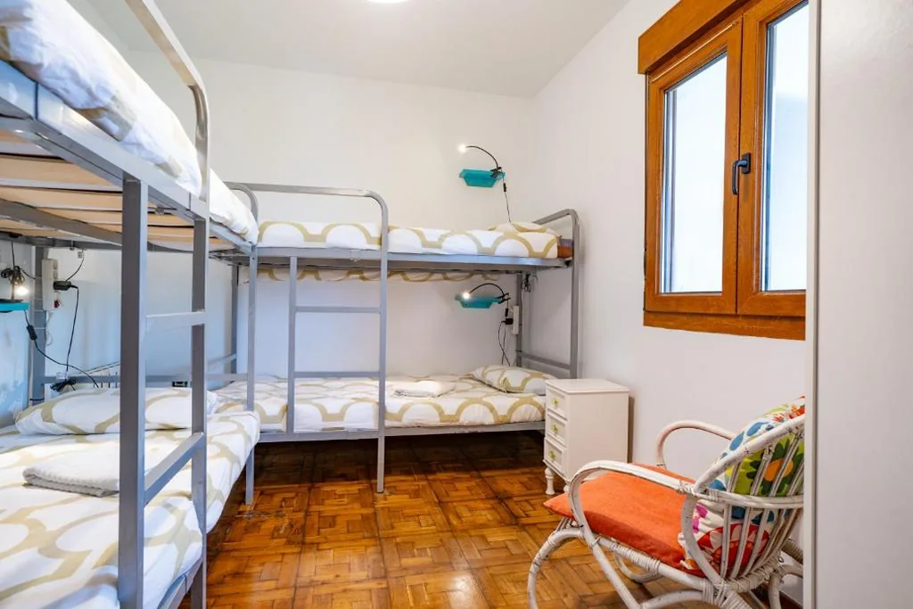 Bett im Mehrbettzimmer mit 4 Betten — Surf House Sanvi