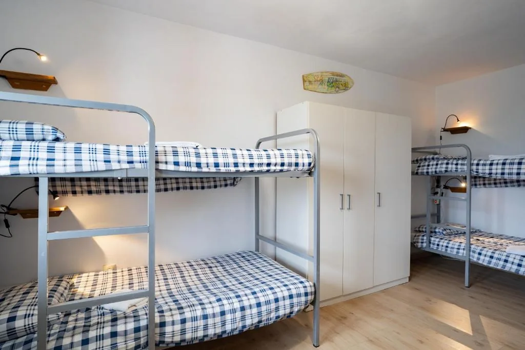 Bett im gemischten Mehrbettzimmer mit 6 Betten — Surf House Sanvi