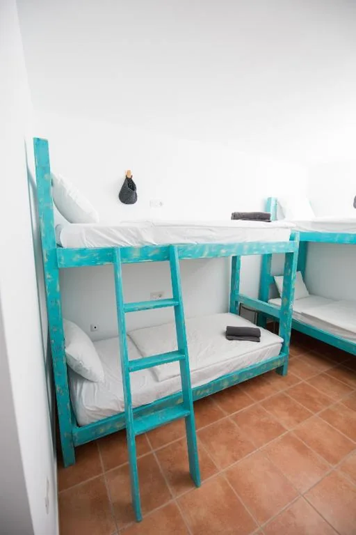 Gemischter 8-Bett-Schlafsaal: Etagenbettplatz flexibel (oben/unten je nach Verfügbarkeit) — Surfers Retreat