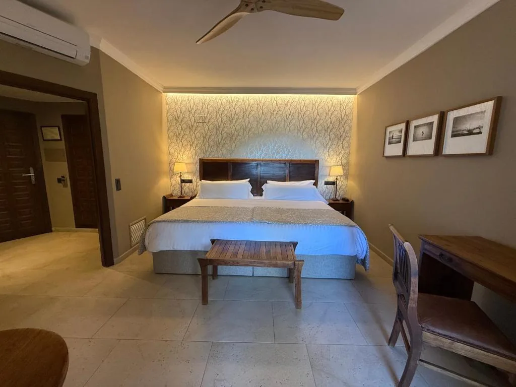 Klassisches Zimmer mit extragroßem Doppelbett — SWISS MORAIRA HOTEL - Adults only