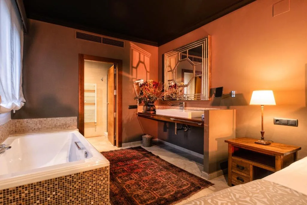 Zimmer mit großem Bett und Terrasse — SWISS MORAIRA HOTEL - Adults only