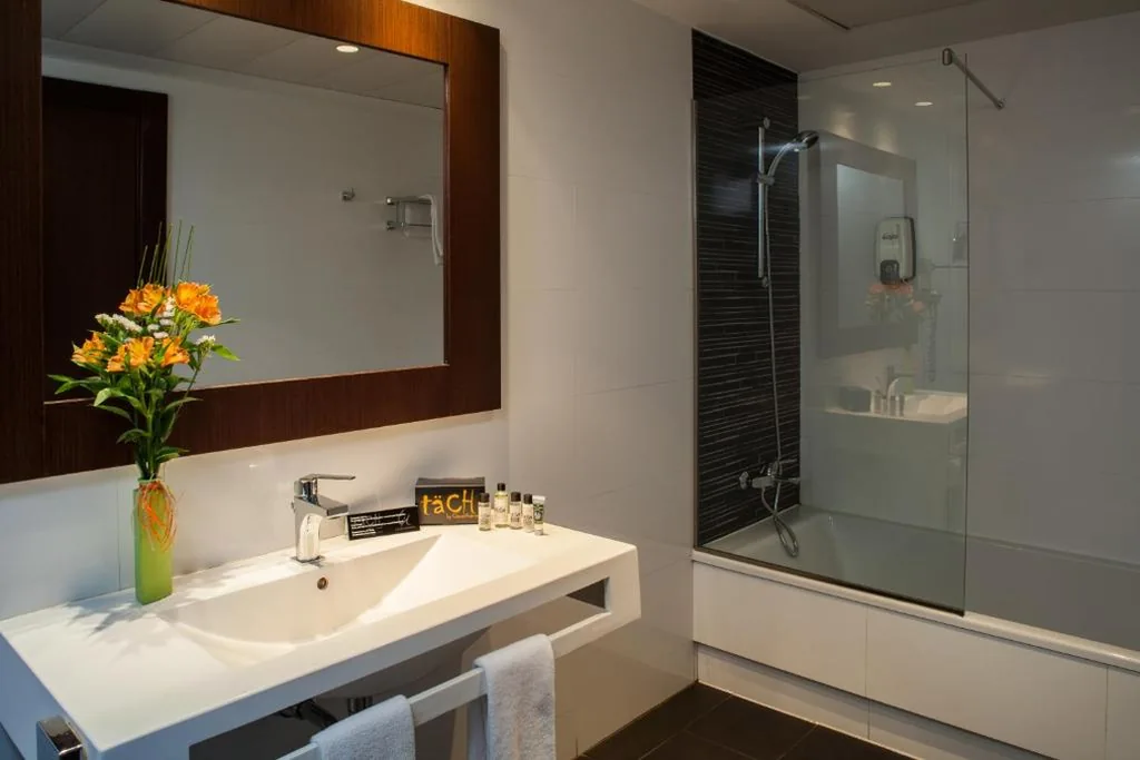 Habitación Triple con bañera — TaCH Madrid Airport