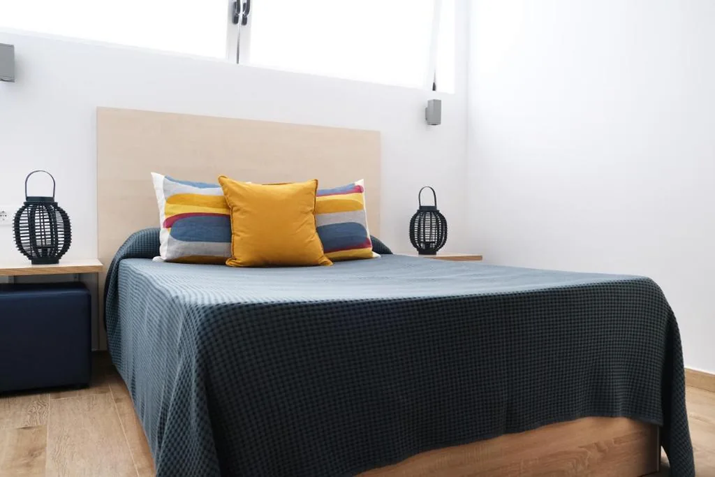Tweepersoonskamer met eigen badkamer — TAKE SURF Hostel Conil