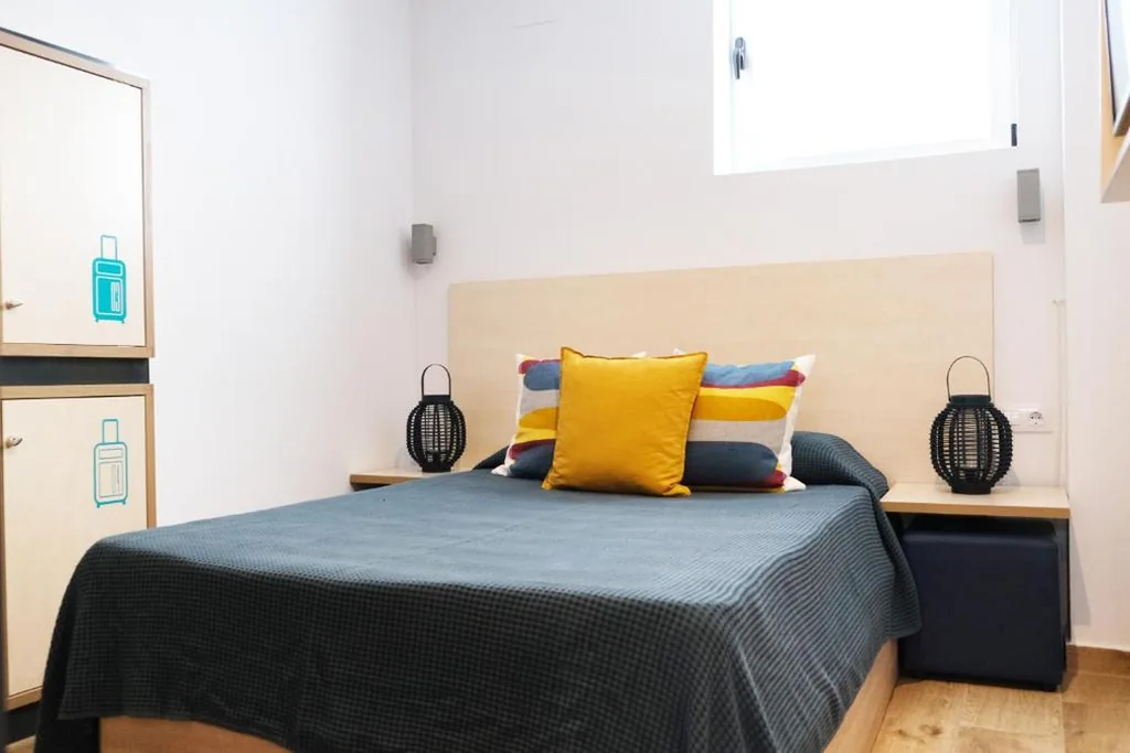 Tweepersoonskamer met eigen badkamer — TAKE SURF Hostel Conil