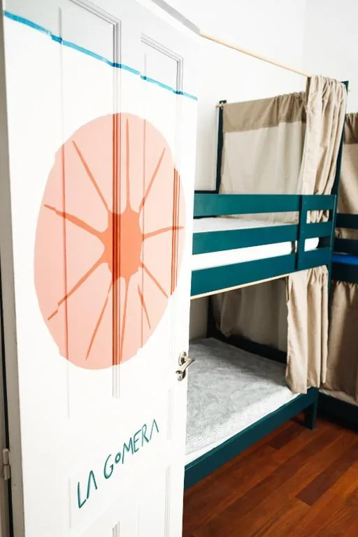 Cama en habitación compartida con 4 camas — Tamaran House