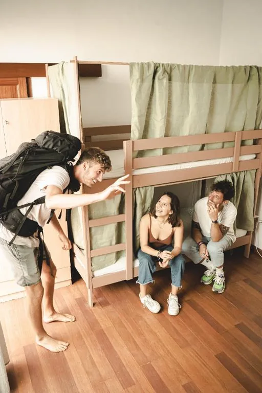 Cama en habitación compartida con 4 camas — Tamaran House