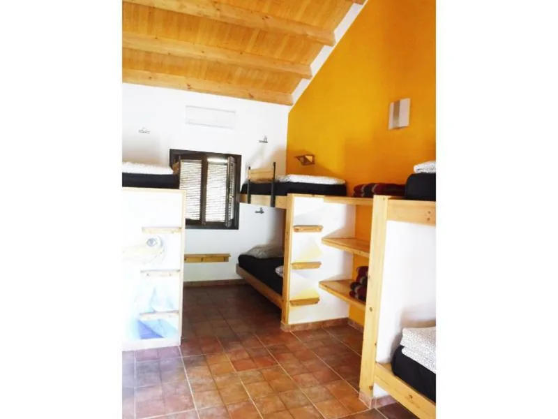 Bett im Schlafsaal mit 6 Betten — Tantaka - Albergue Los Meleses