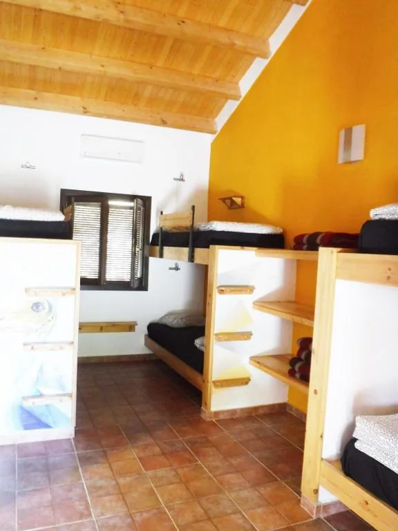 Vierbettzimmer mit eigenem Bad — Tantaka - Albergue Los Meleses