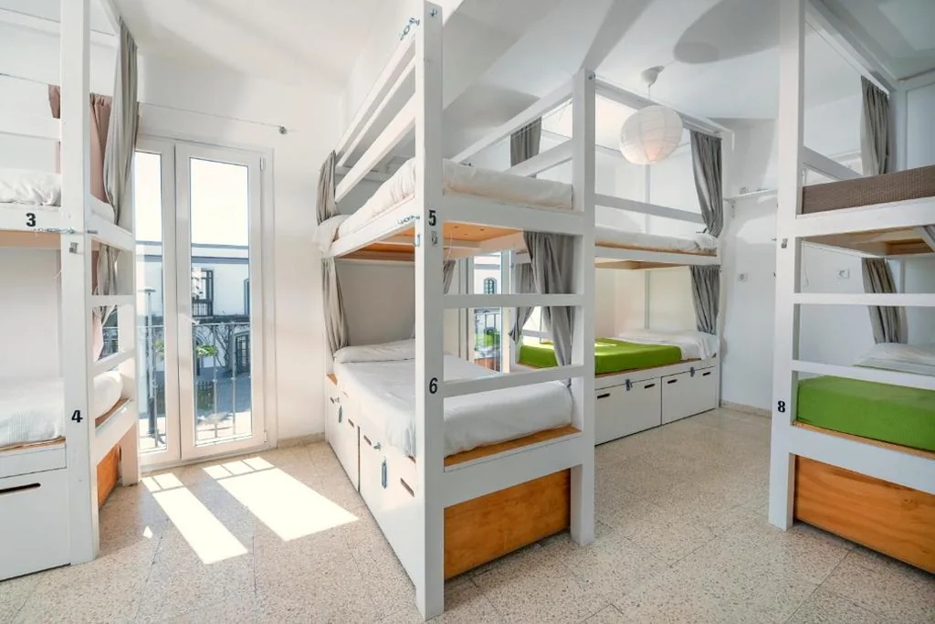 Bett im gemischten Schlafsaal mit 10 Betten — Tarifa Kite Hostel