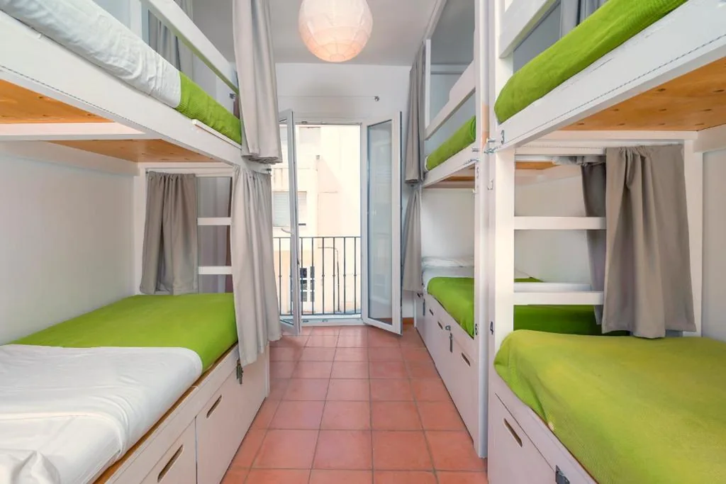 Bett im gemischten Schlafsaal mit 6 Betten — Tarifa Kite Hostel