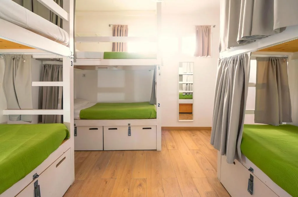 Bett im gemischten Schlafsaal mit 6 Betten — Tarifa Kite Hostel