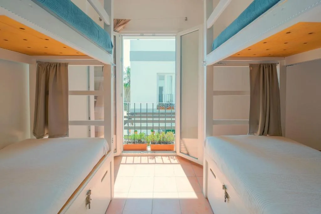 Bett im gemischten Schlafsaal mit 6 Betten — Tarifa Kite Hostel