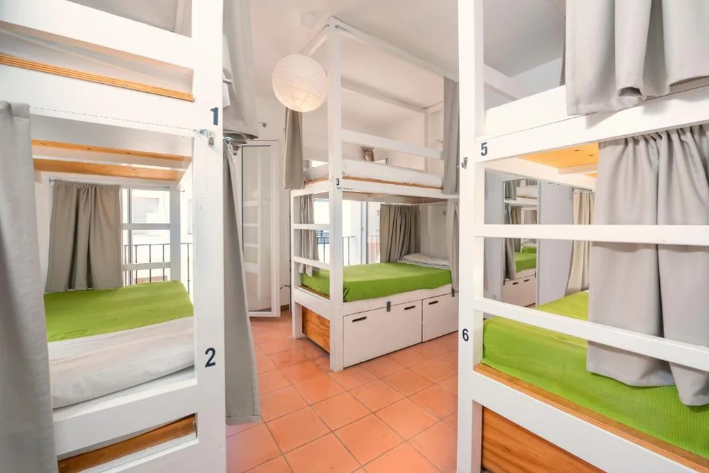 Bett im gemischten Schlafsaal mit 6 Betten — Tarifa Kite Hostel