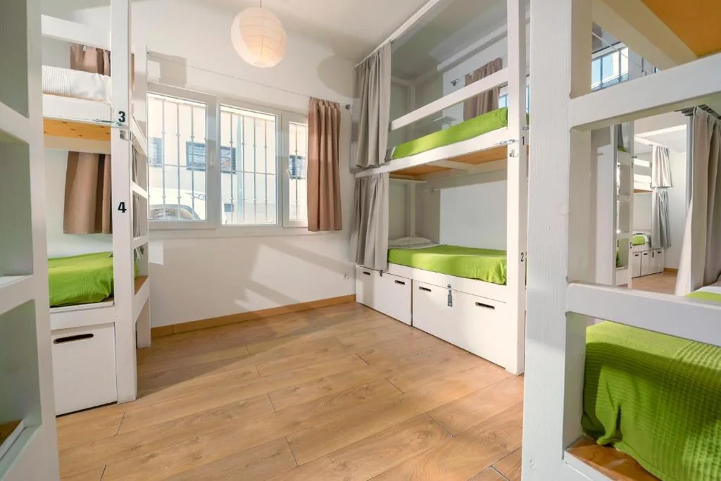 Bett im gemischten Schlafsaal mit 8 Betten — Tarifa Kite Hostel