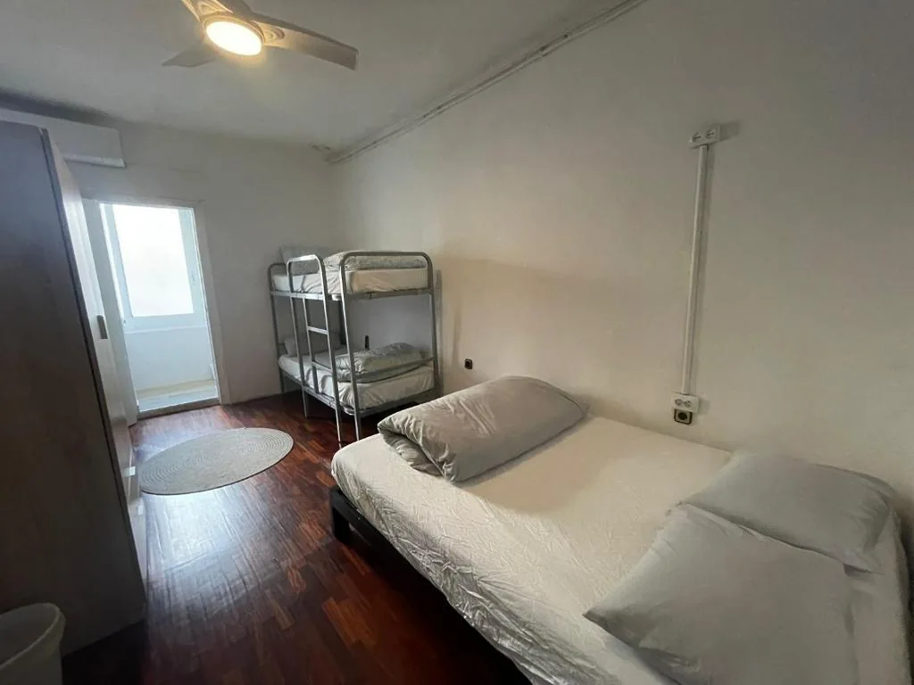 Vierbettzimmer mit Bad — Tarragona Hostel