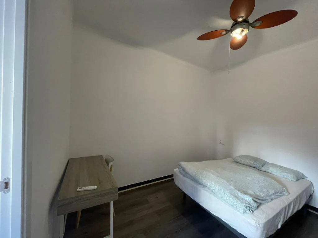 Doppelzimmer mit eigenem Bad — Tarragona Hostel