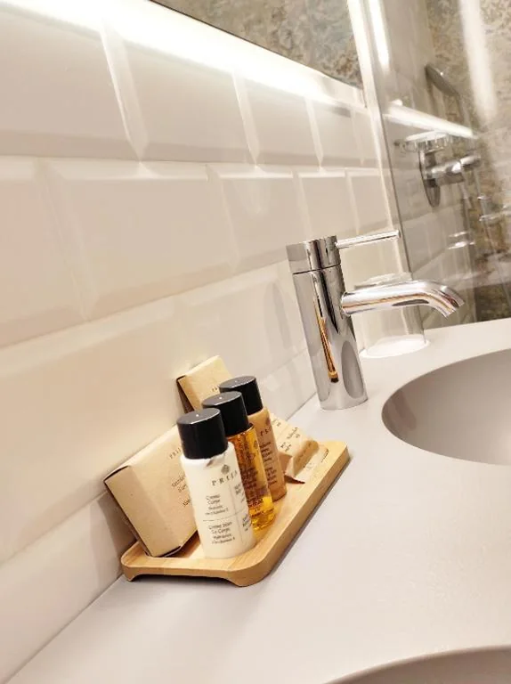 Habitación Doble Deluxe con balcón y vistas al mar — Taverna de la Sal Boutique Hotel