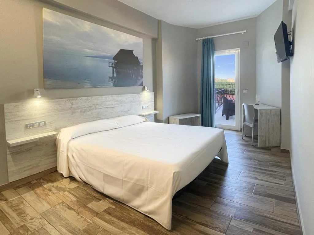 Zimmer mit großem Bett und Balkon — Te Maná Hotel