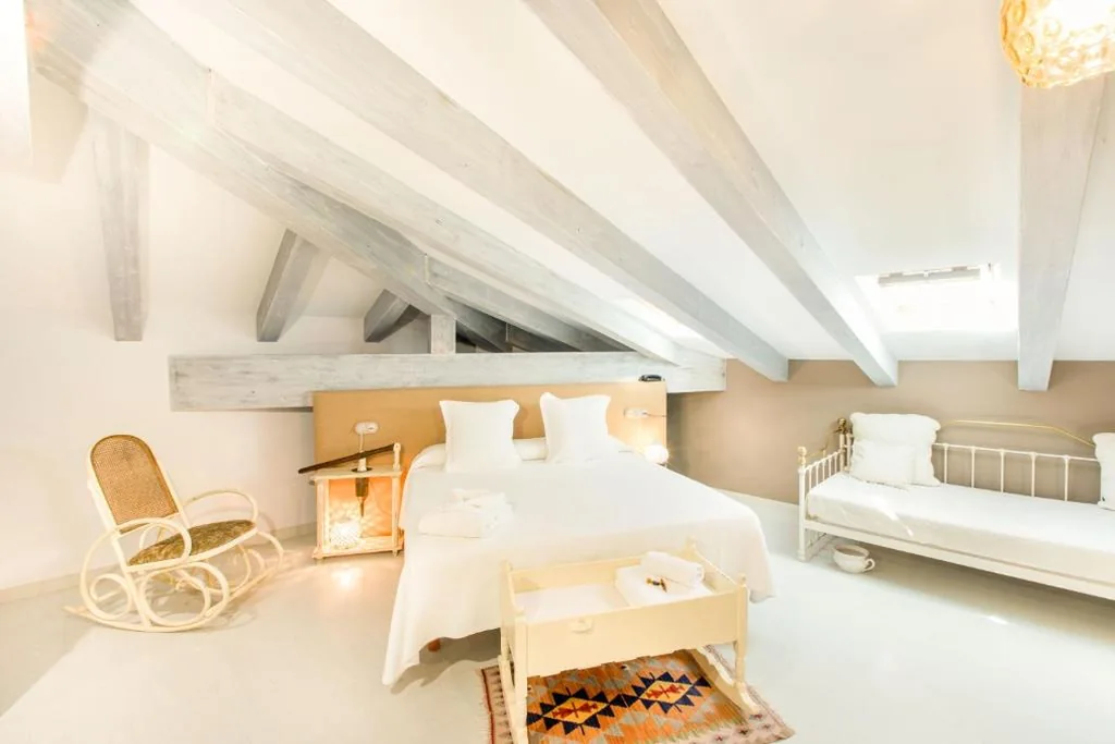 Driepersoonskamer met schuin dak — Teatrisso Hotel Palacio