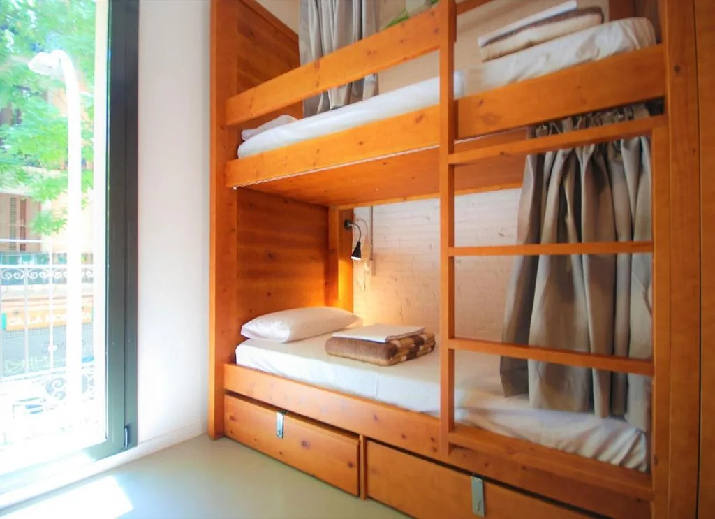 混合共用宿舍单人床位（14 张床） — Ten To Go Hostel