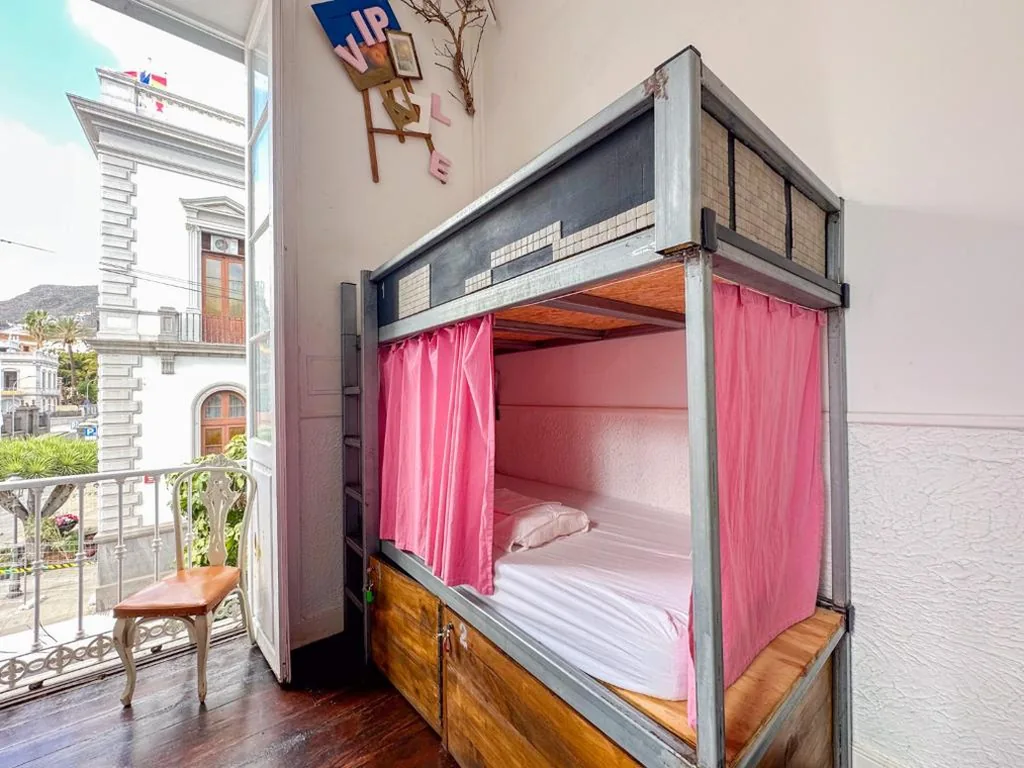 Lit dans un dortoir mixte de 4 personnes — Tenerife Art Hostel