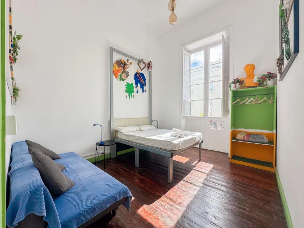 Chambre double Deluxe avec lit d’appoint — Tenerife Art Hostel