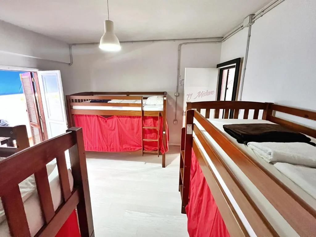 Cama en habitación compartida mixta de 6 camas — Tenerife Experience Hostel