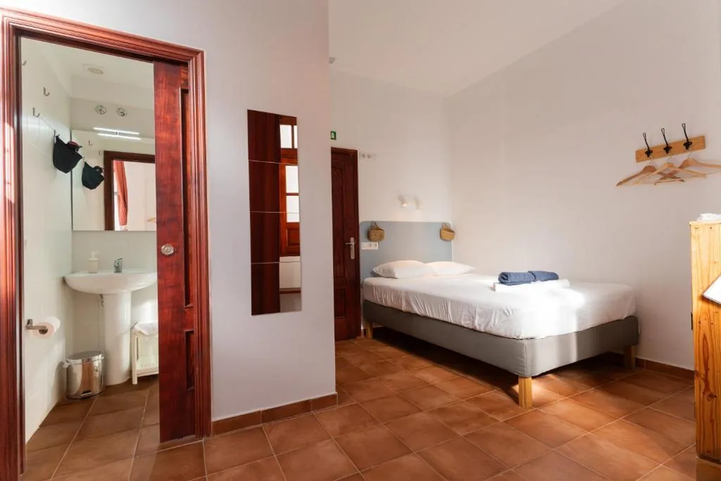 Doppelzimmer mit eigenem Bad — TenoHomes Tabaiba Guesthouse
