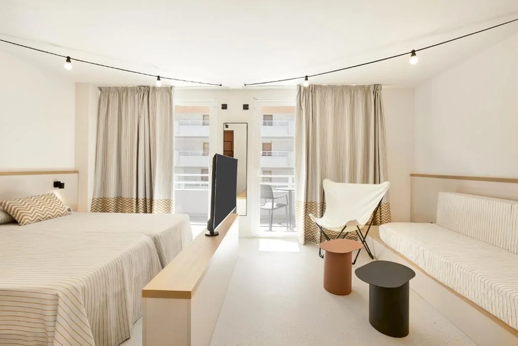 Camera Loft (2 adulti + 1 bambino) con brunch illimitato — tent Calvia Beach