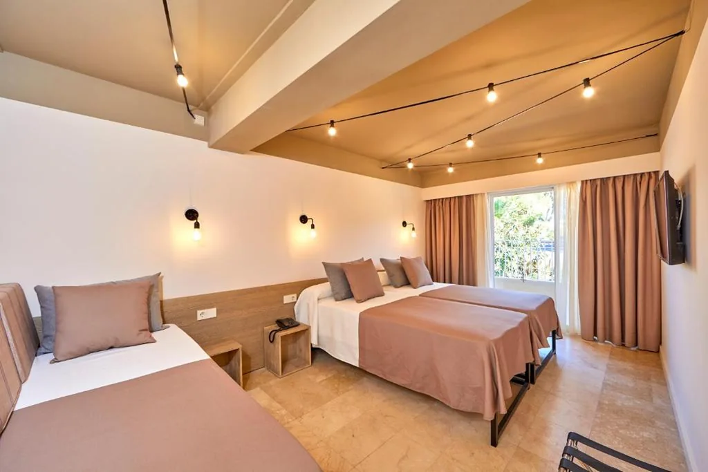 Camera doppia con brunch illimitato (2 adulti + 1 bambino) — tent Capi Playa