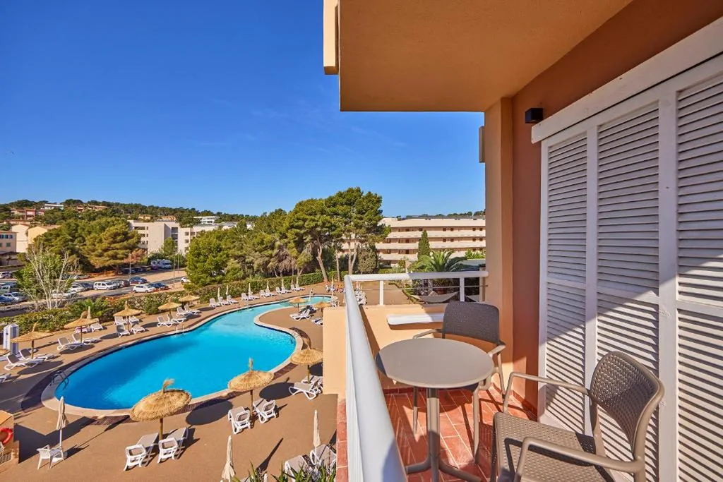 Habitación doble con vistas a la piscina y brunch ilimitado — tent Palmanova