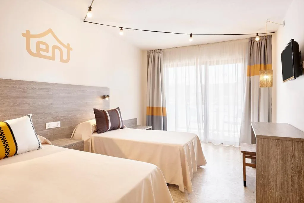 Habitación doble con dos camas con balcón y brunch ilimitado — tent Torremolinos