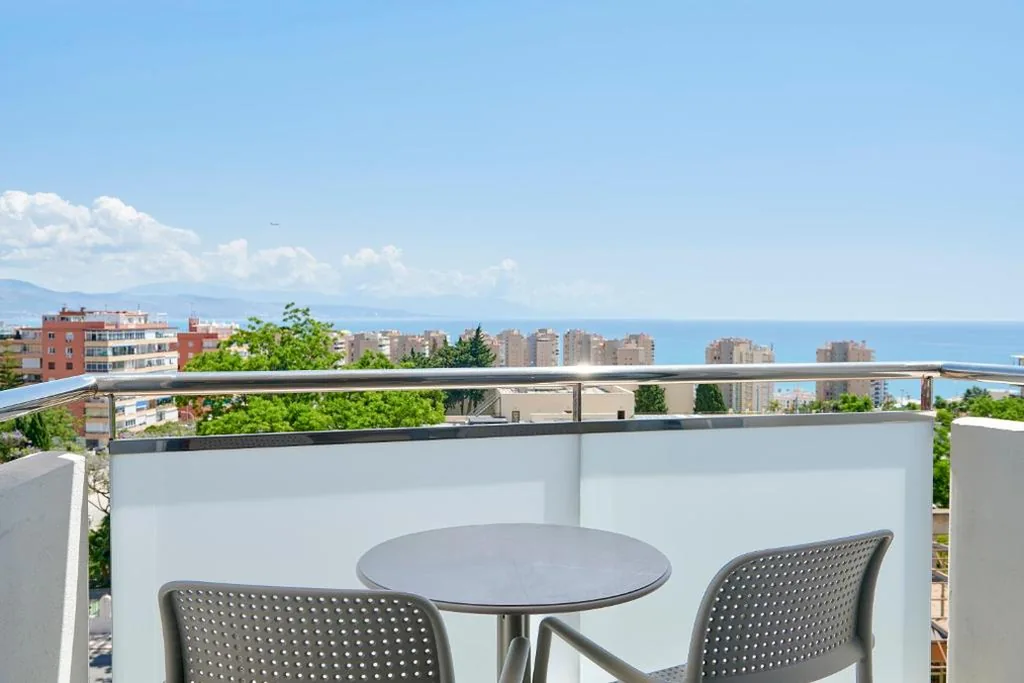 Habitación Doble con vistas al mar y brunch ilimitado (2 adultos + 1 niño) — tent Torremolinos