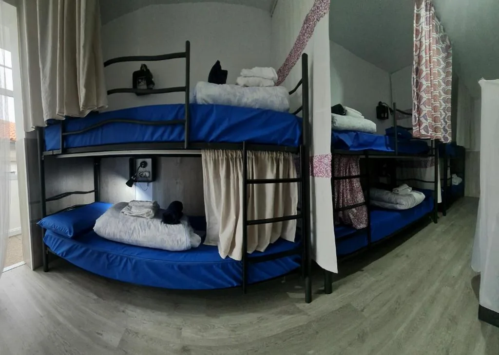Lit dans un dortoir partagé de 6 lits avec terrasse commune — Tequeron