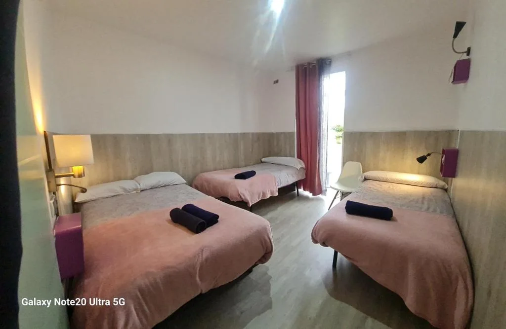 Chambre quadruple avec salle de bains commune et terrasse — Tequeron