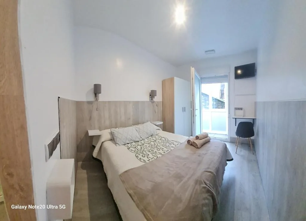 Chambre double avec salle de bains privative et terrasse — Tequeron