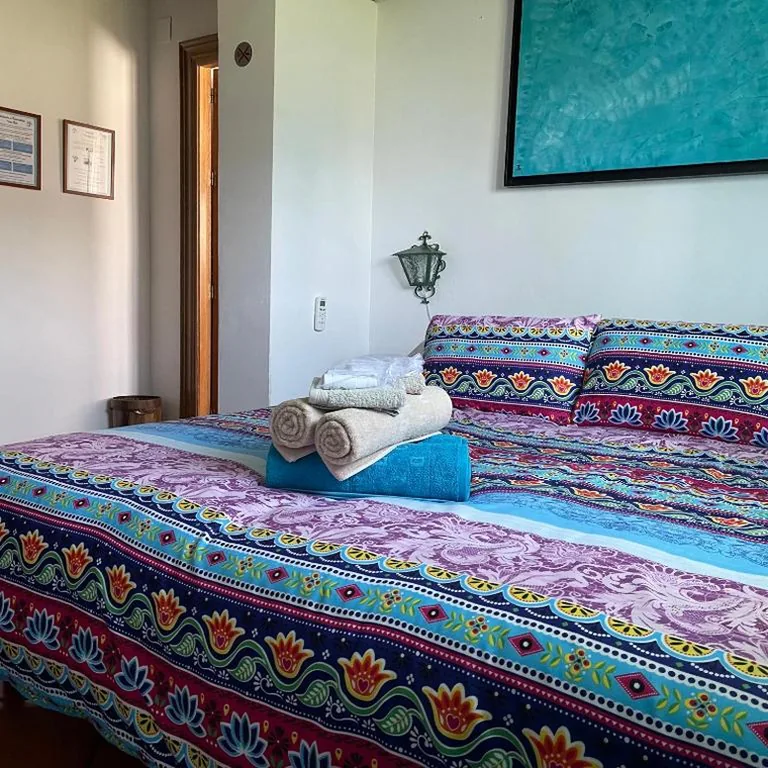 Camera con letto matrimoniale extra-large e vista sul giardino — Terra Aloé