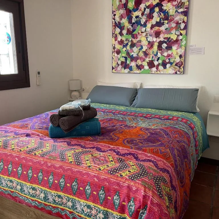Camera con letto matrimoniale grande — Terra Aloé